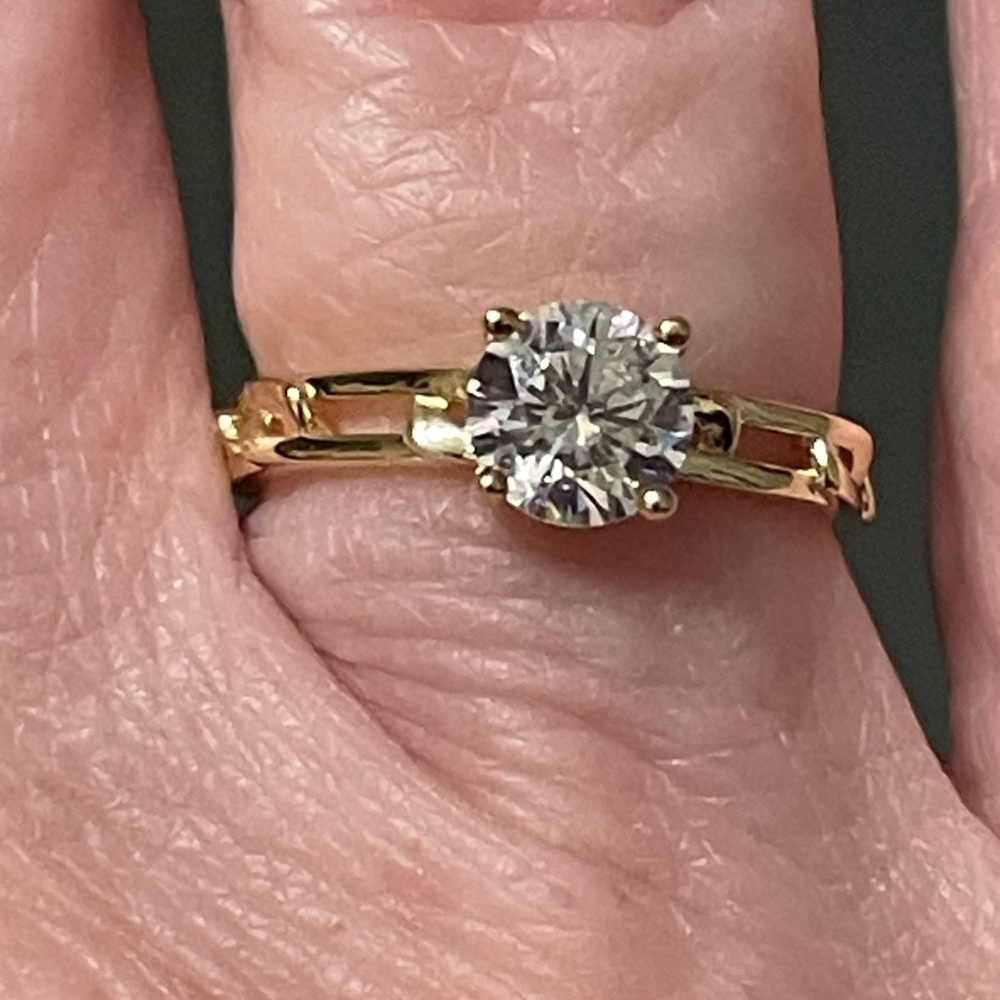 Elegant Dimonique Round Cut Paperclip Link Ring